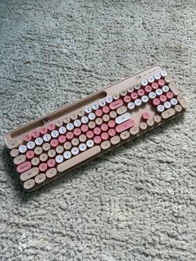 Retro Round-Key Pink & Cream Wireless Keyboard